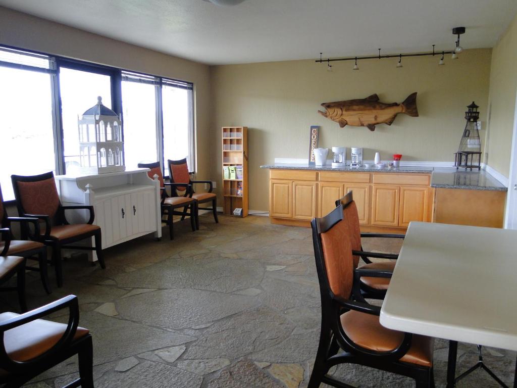 Kuchyň nebo kuchyňský kout v ubytování Ocean Shores Inn & Suites