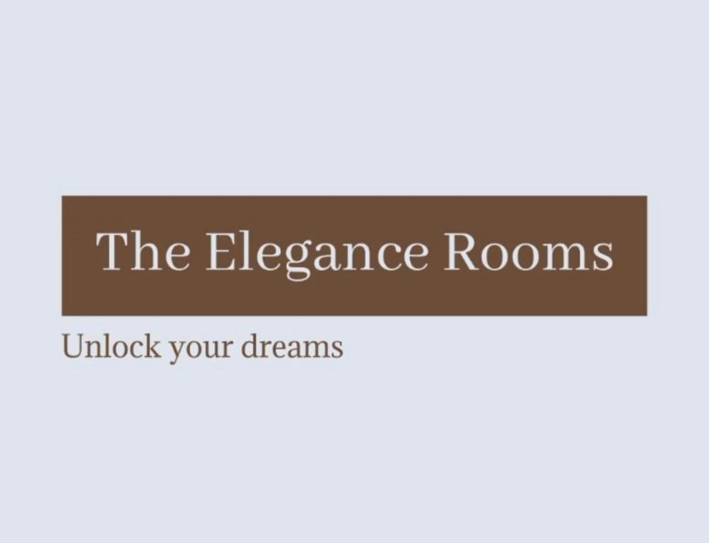 un panneau indiquant les chambres élégantes déverrouillant vos rêves dans l'établissement Elegance, à Firq