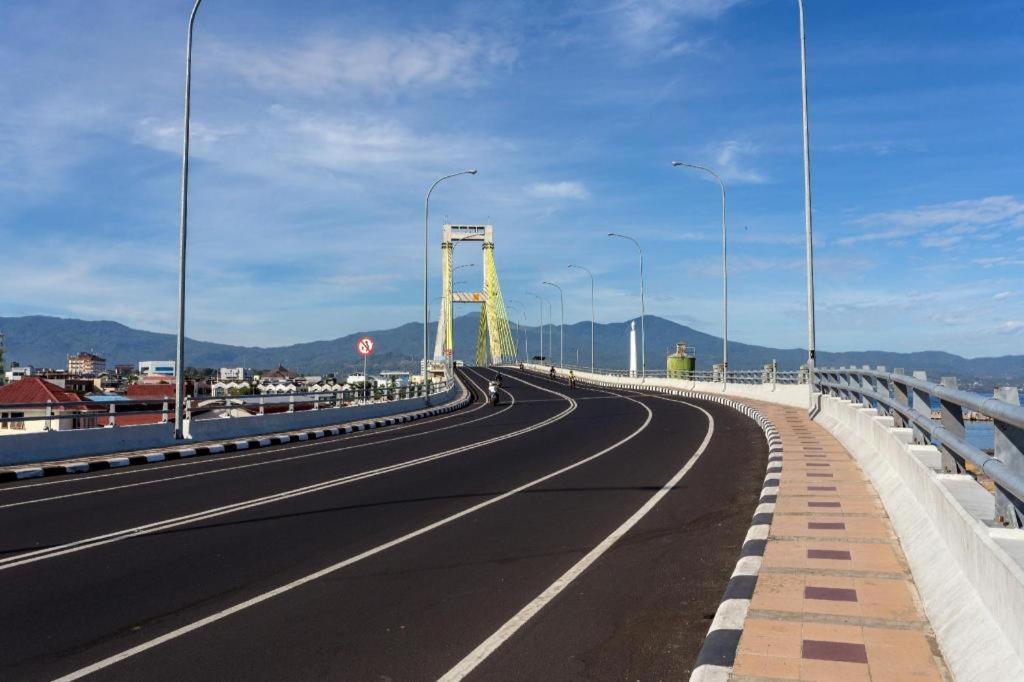 un puente sobre un río con una autopista en OYO 93168 Permata Ria Hotel en Manado