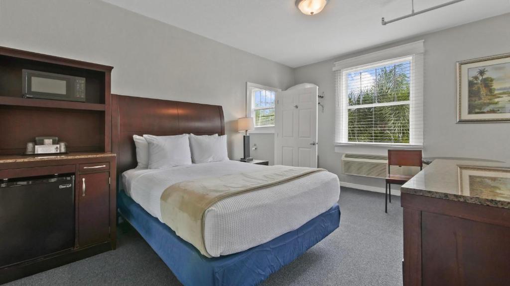 Crystal Bay Historic Hotel - Deluxe Queen Room