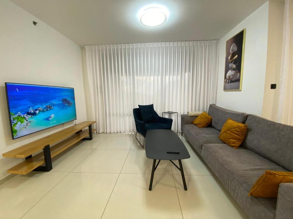 TV a/nebo společenská místnost v ubytování Panoramic Sunset Hideaway