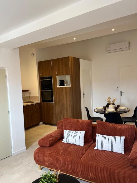 un salon avec un canapé rouge et une table dans l'établissement Superbe T2 au cœur de la Ciotat, à La Ciotat