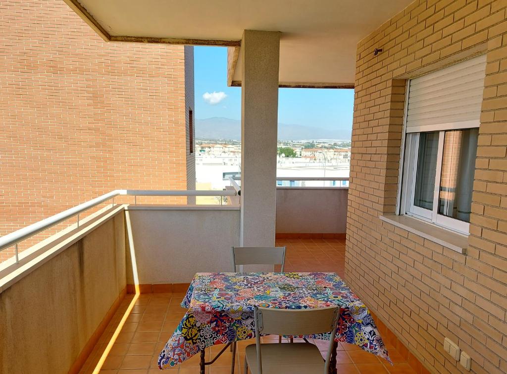 a balcony with a table and chairs on a balcony at Apartamento El Ingenio con balcón y aparcamiento en Almería - Alborania in Almería