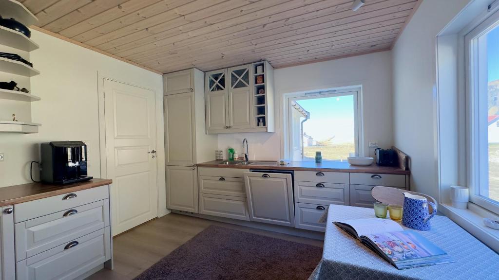 Kuchyň nebo kuchyňský kout v ubytování Villa Unstad - Surf Beach Lofoten