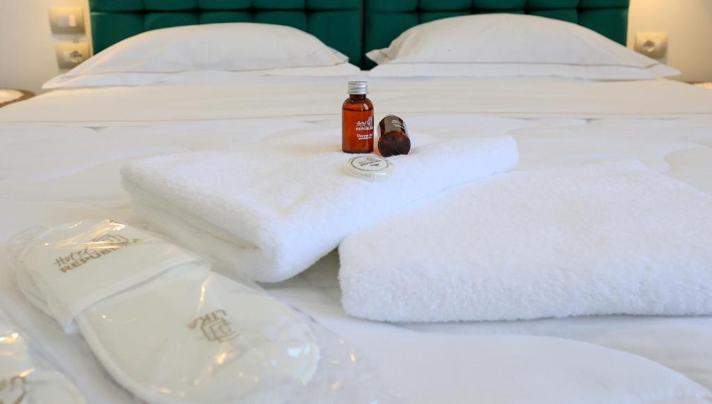 Uma cama ou camas num quarto em Hotel Republika Berat