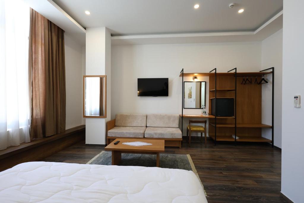Uma cama ou camas num quarto em Hotel Republika Berat