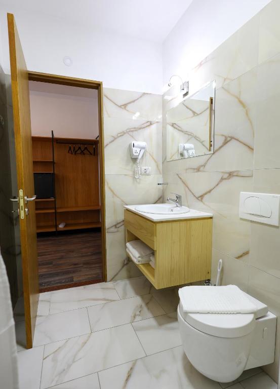 Uma casa de banho em Hotel Republika Berat
