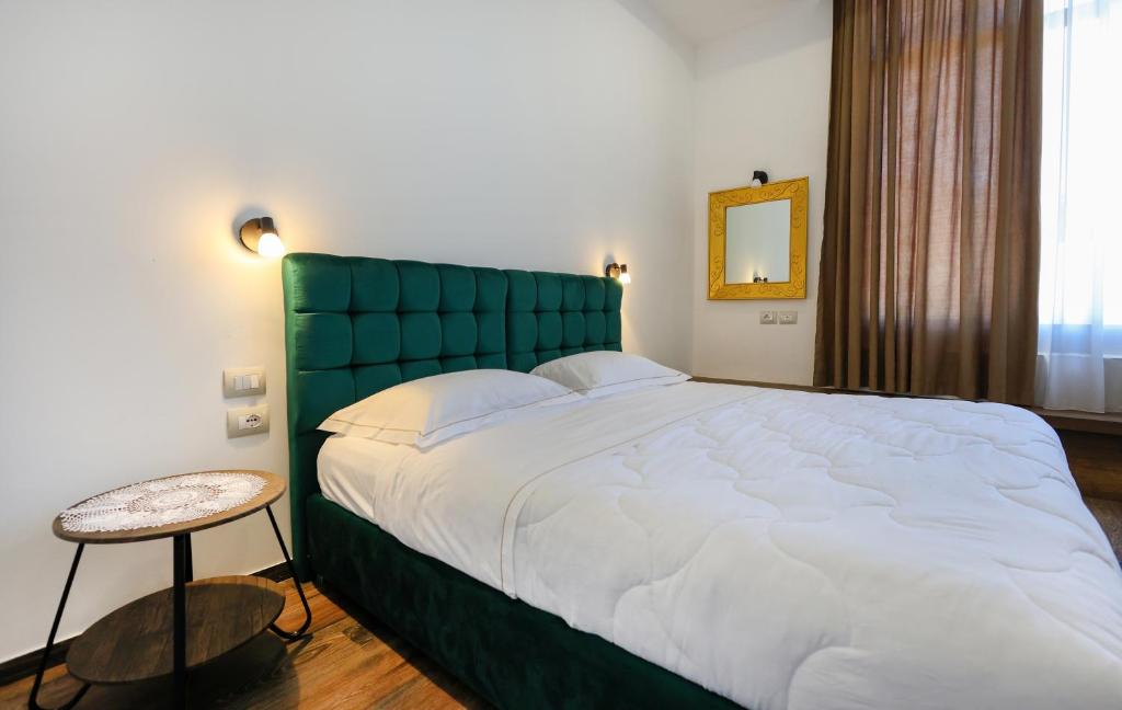 Uma cama ou camas num quarto em Hotel Republika Berat