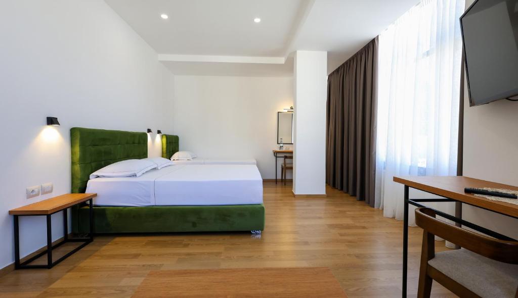 Uma cama ou camas num quarto em Hotel Republika Berat