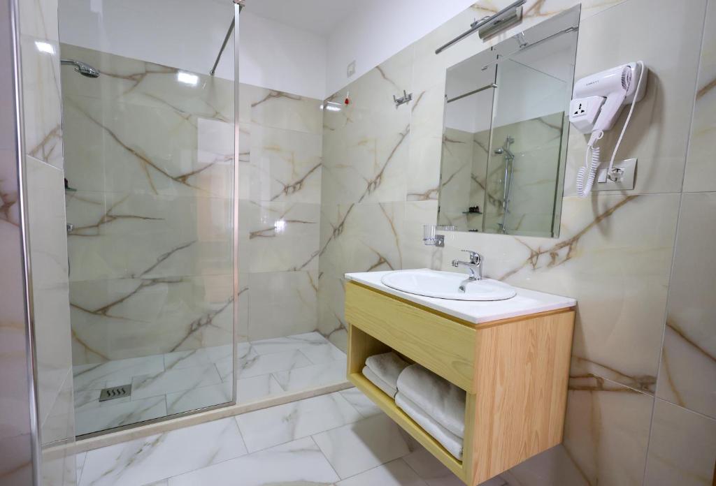 Uma casa de banho em Hotel Republika Berat