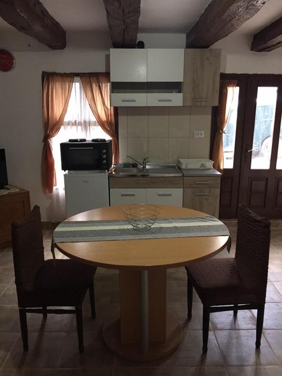 Kuchyň nebo kuchyňský kout v ubytování Apartmani Nikola Dojkinci