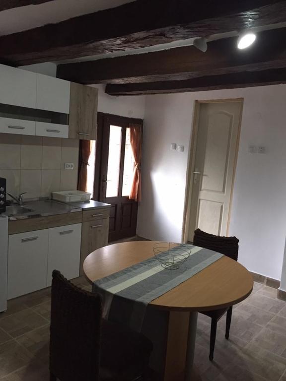 Kuchyň nebo kuchyňský kout v ubytování Apartmani Nikola Dojkinci