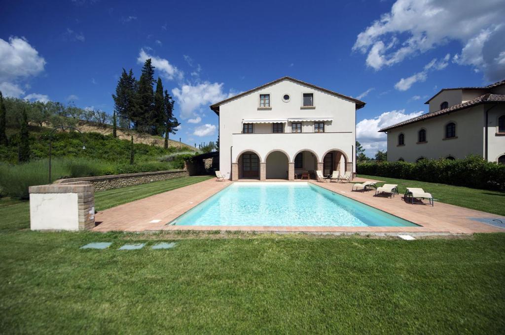 une maison avec une piscine devant une maison dans l'établissement Villa Salvucci With Private Pool In San Gimignano, à San Gimignano