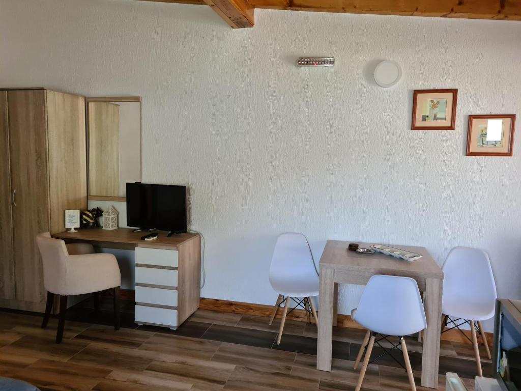 TV a/nebo společenská místnost v ubytování Apartments Zec