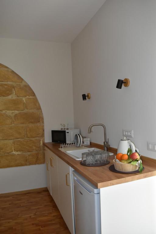 Kuchyň nebo kuchyňský kout v ubytování Namuri Comfortable Rooms