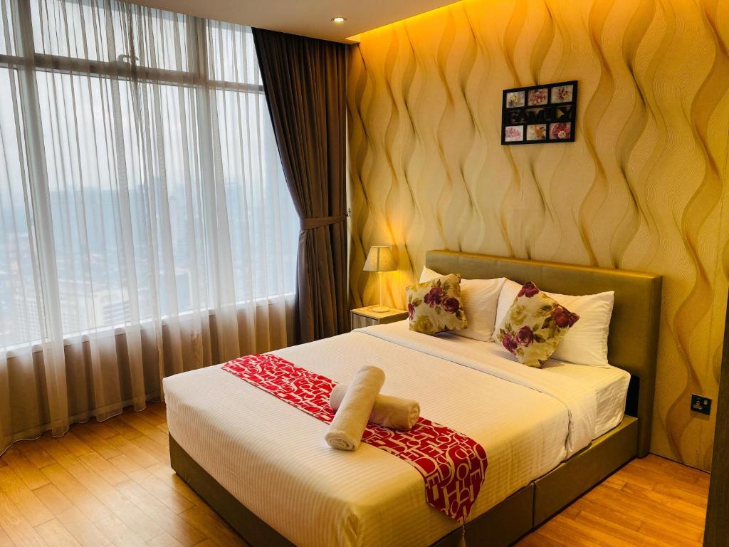 um quarto com uma cama e uma grande janela em Vortex Suites KLCC By MA Tajri em Kuala Lumpur