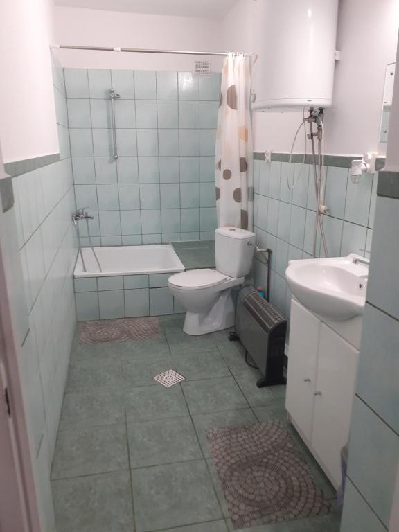 La salle de bains est pourvue de toilettes et d'un lavabo. dans l'établissement Dom Wypoczynkowy, à Gawliki Wielkie
