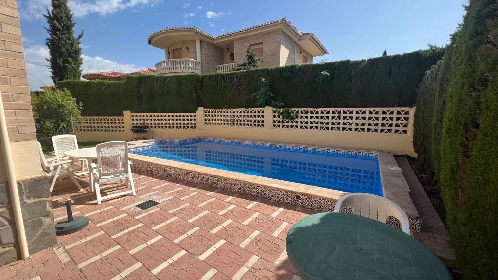 una piscina frente a una casa en Casa Monte Verde con piscina a 10 min de Granada, en Cájar