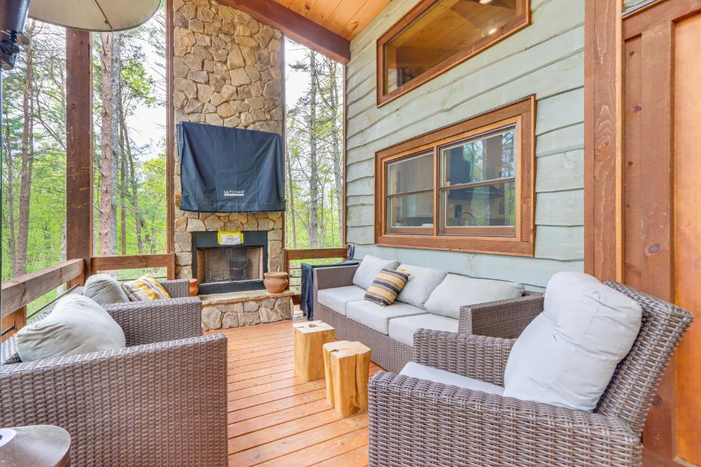 Fotografie z fotogalerie ubytování Blue Ridge Cabin with Hot Tub, Deck and Mountain Views v destinaci Blue Ridge