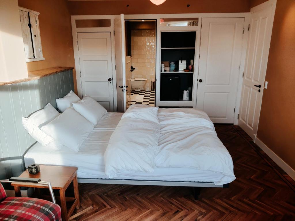 Postel nebo postele na pokoji v ubytování B&B House of Straw Amsterdam