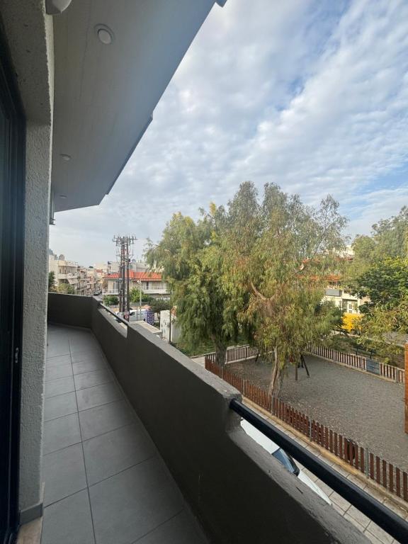 balcón con vistas a la calle y a los árboles en Elite84Kimolia, en Mastambás