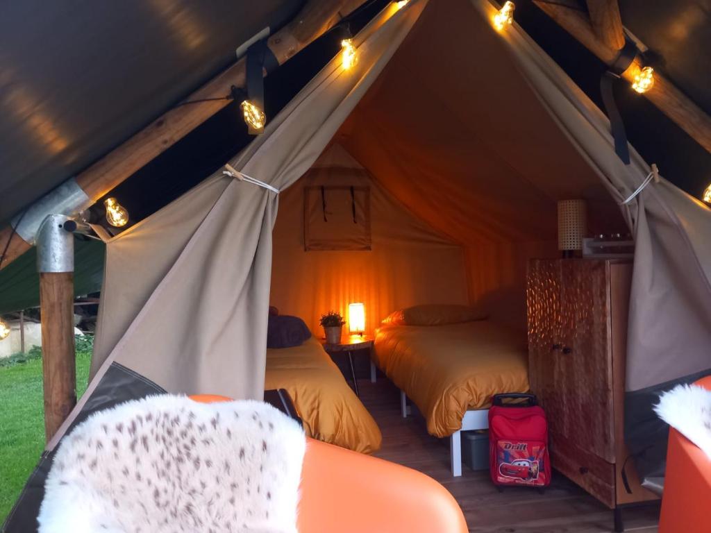 1 dormitorio con 2 camas en una tienda de campaña en Safari Lodge Aan de Linge, en Tiel