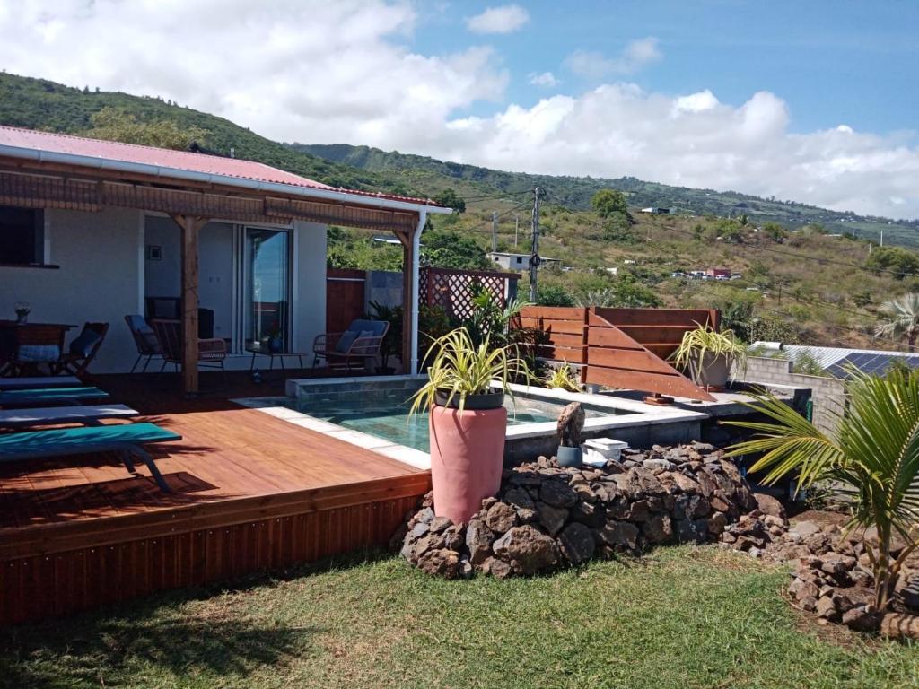 une maison avec une terrasse et une piscine dans l'établissement La Villa Choka, à Trois Bassins