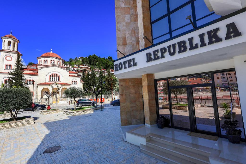 um edifício com uma placa que diz Hotel Republica em Hotel Republika Berat em Berati