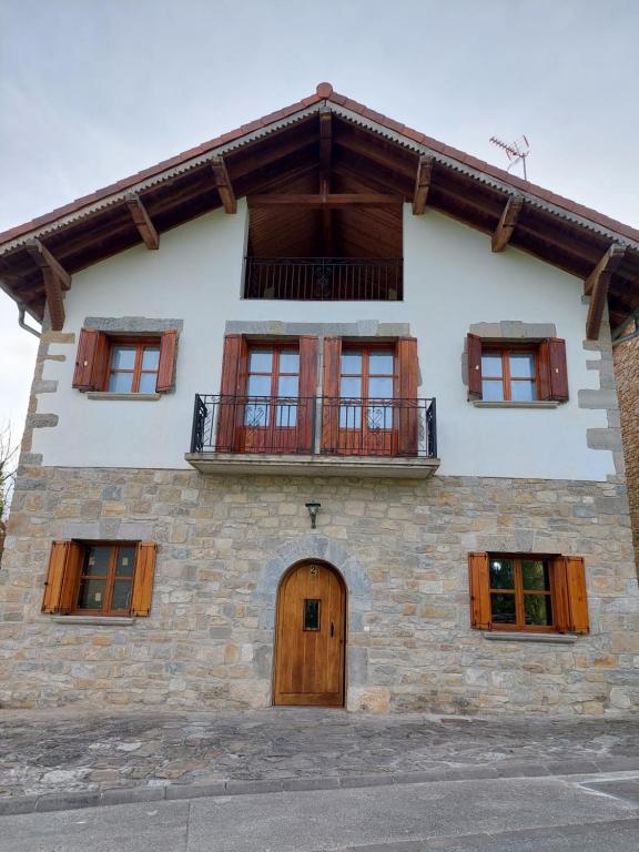 un edificio con porta e finestre in legno di Casa Rural Los Rubios 