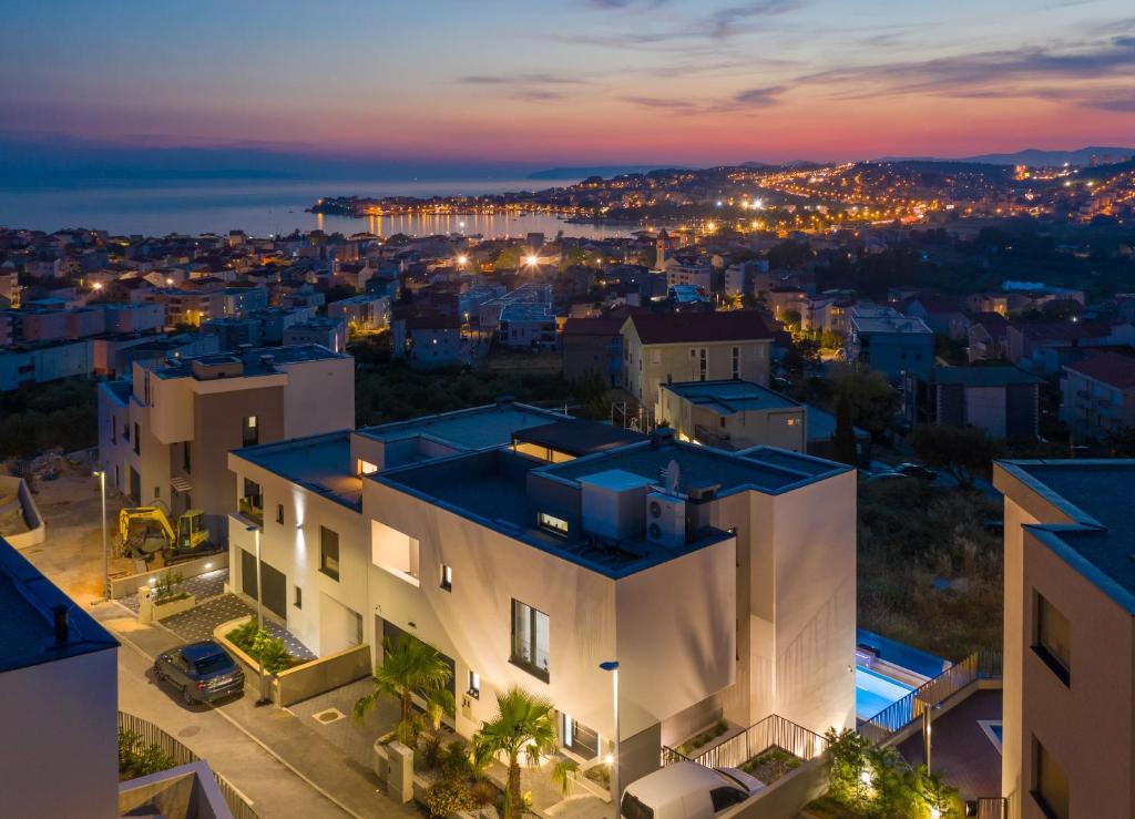 - Vistas a la ciudad por la noche en Villa Toma en Podstrana