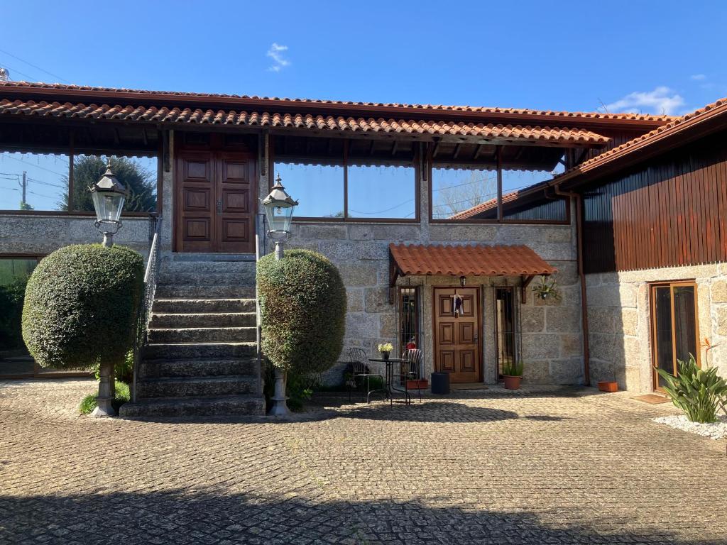 een gebouw met een trap naar een deur bij Bergui Guesthouse - Em Guimarães desde 2017 in Guimarães