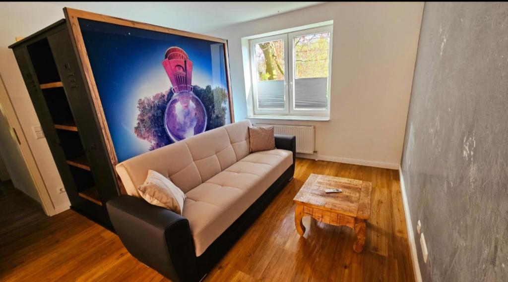 sala de estar con sofá y pintura en *Hamburger Speicherstadt*, en Halstenbek