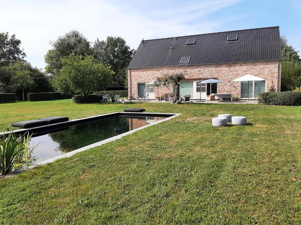 una casa con piscina nel cortile di B&B De Levensboom a Tessenderlo