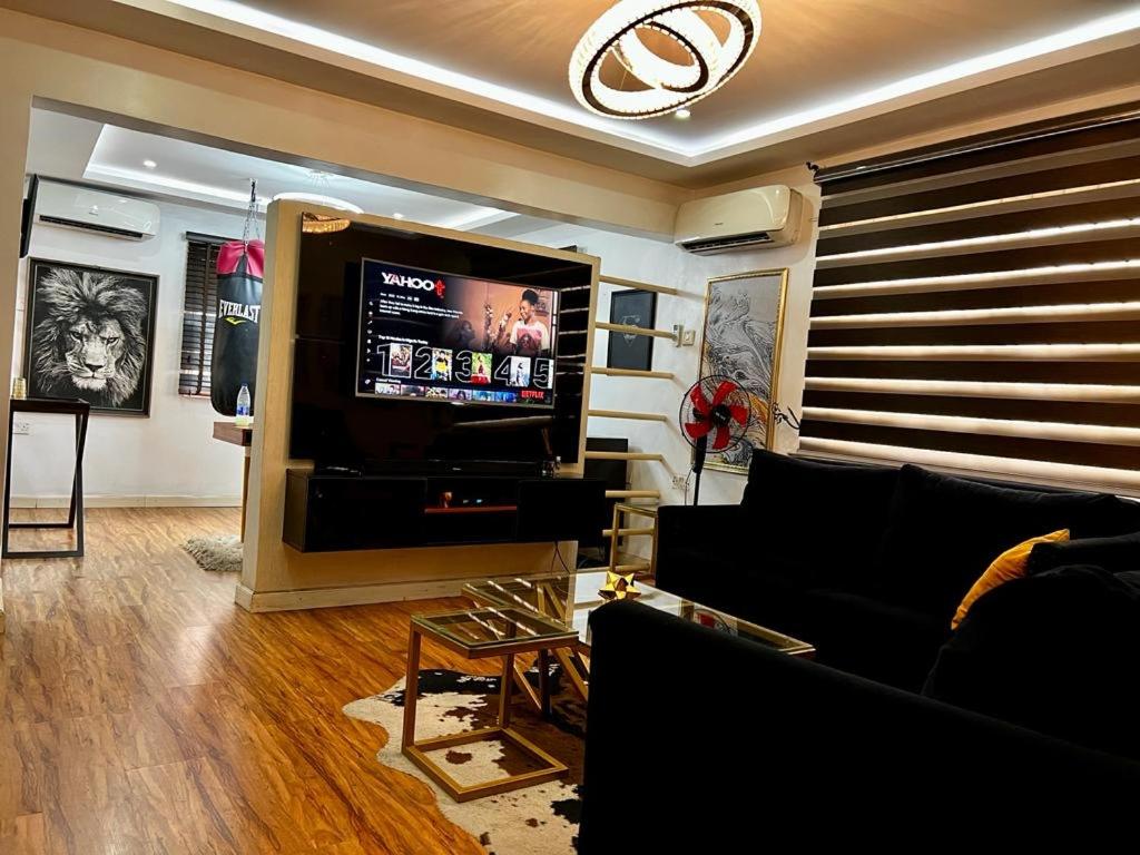 TV a/nebo společenská místnost v ubytování Keys & Cribs