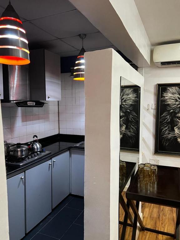 Kuchyň nebo kuchyňský kout v ubytování Keys & Cribs