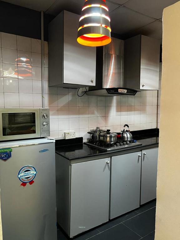 Kuchyň nebo kuchyňský kout v ubytování Keys & Cribs