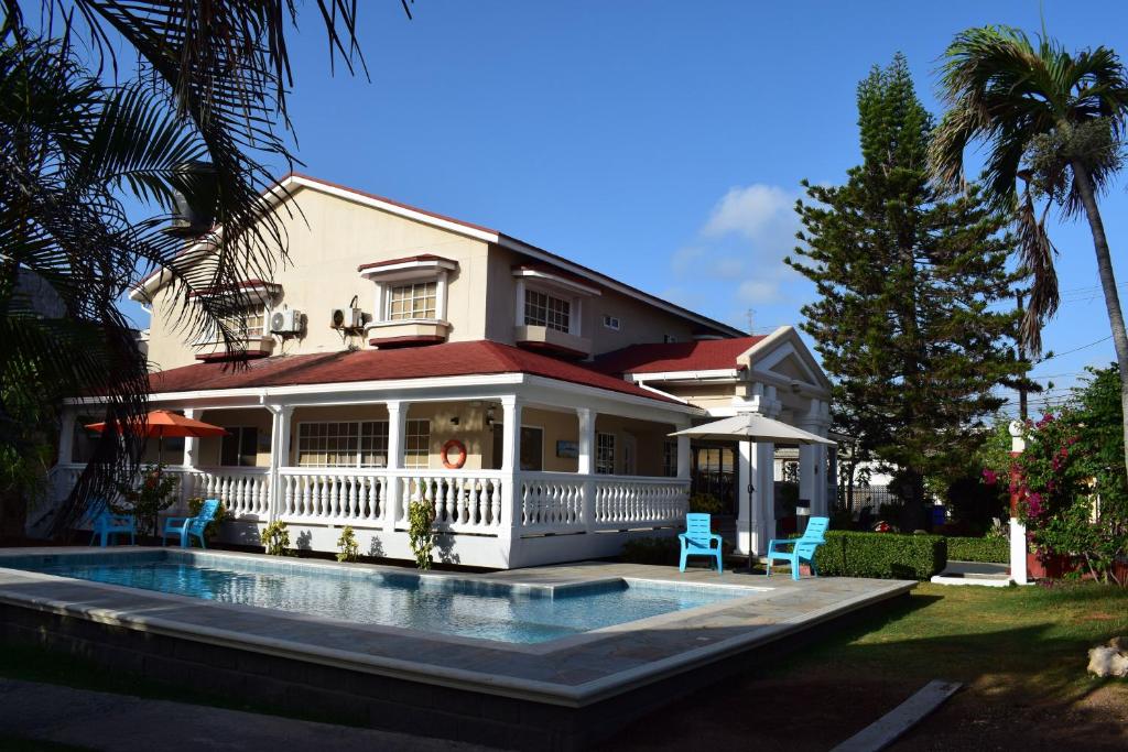 The swimming pool at or close to Hostal Marlyn