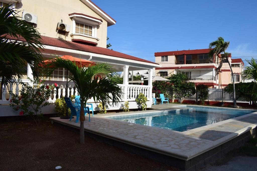 The swimming pool at or close to Hostal Marlyn