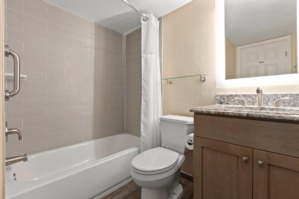 Ein Badezimmer in der Unterkunft Club Wyndham Westwinds