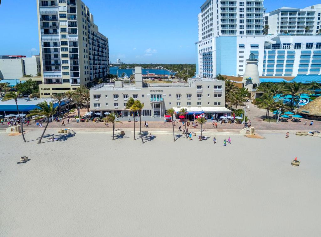 eine Luftansicht auf einen Strand in einer Stadt mit hohen Gebäuden in der Unterkunft Hotel Sheldon in Hollywood