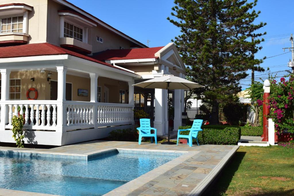 The swimming pool at or close to Hostal Marlyn