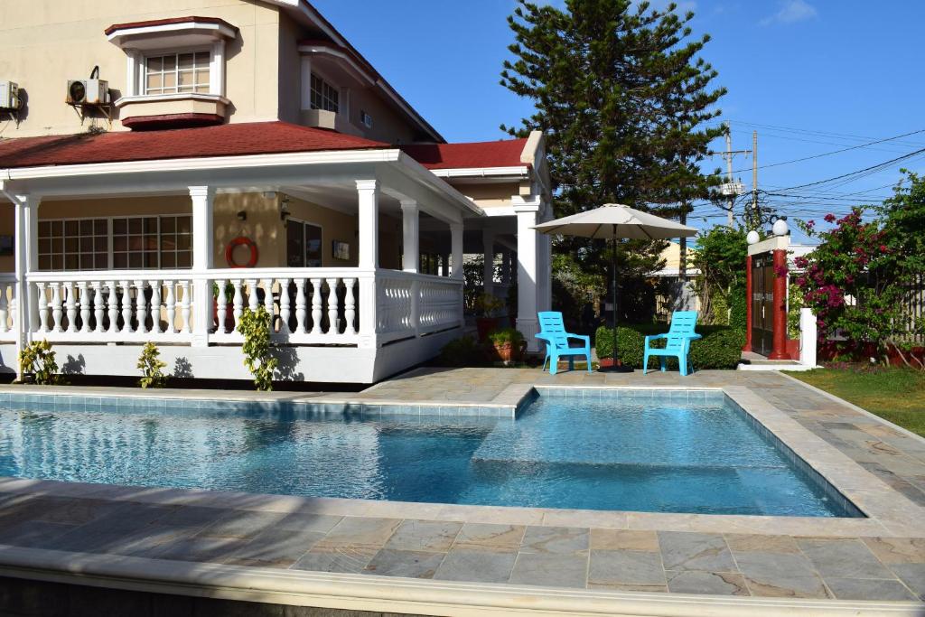 a house with a swimming pool in front of a house at Hostal Marlyn in San Andrés