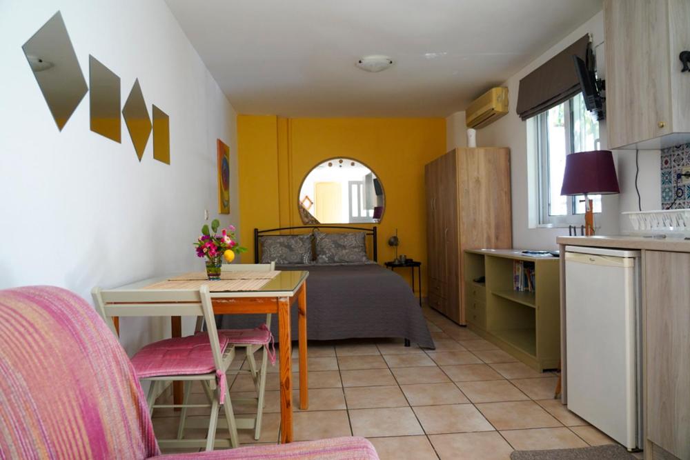 Kuchyň nebo kuchyňský kout v ubytování Cosy guest house with private yard