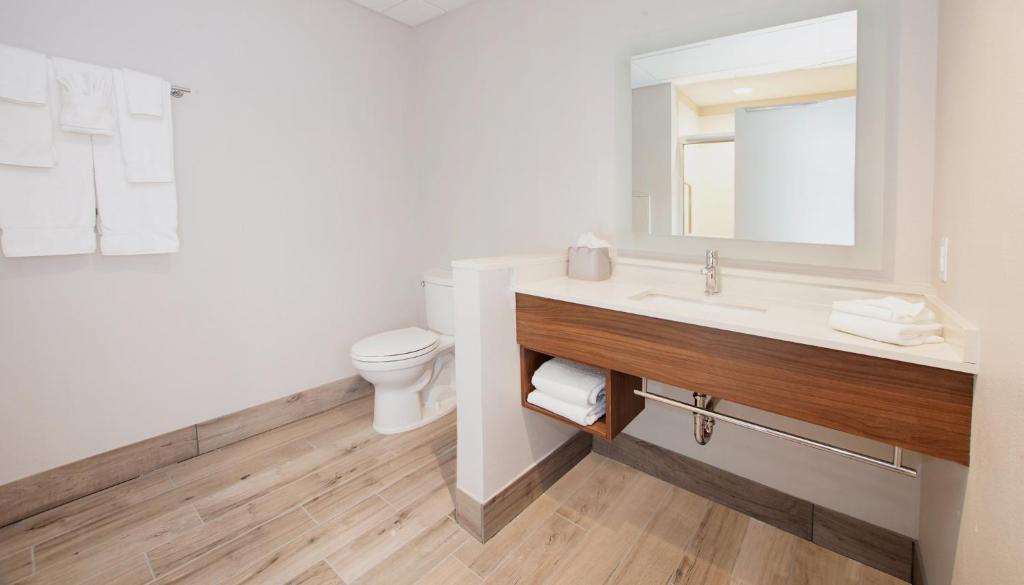 Holiday Inn Express & Suites Panama City Beach - Beachfront by IHG photo
