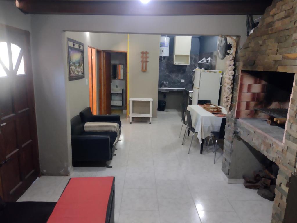 ein Wohnzimmer mit einem Sofa und einem Esszimmer in der Unterkunft Los Dos Delfines Santa Teresita in Santa Teresita