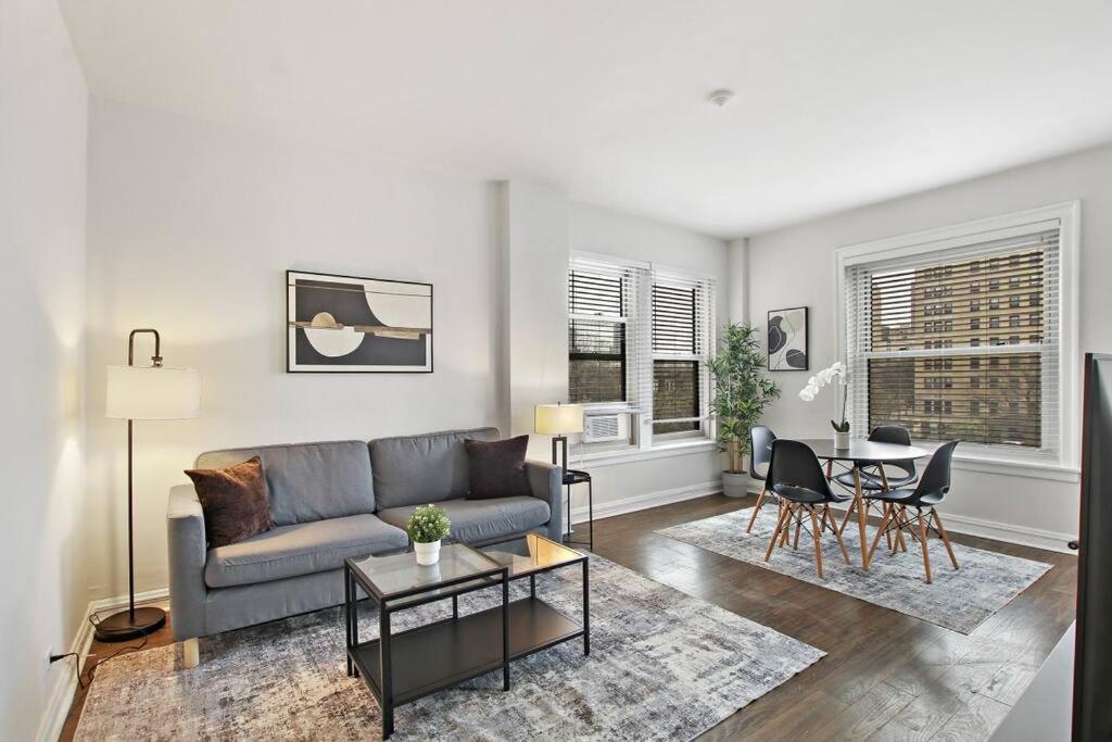 sala de estar con sofá y mesa en 2BR Cozy and Furnished Apt in Hyde Park - Hyde Park 405 en Chicago