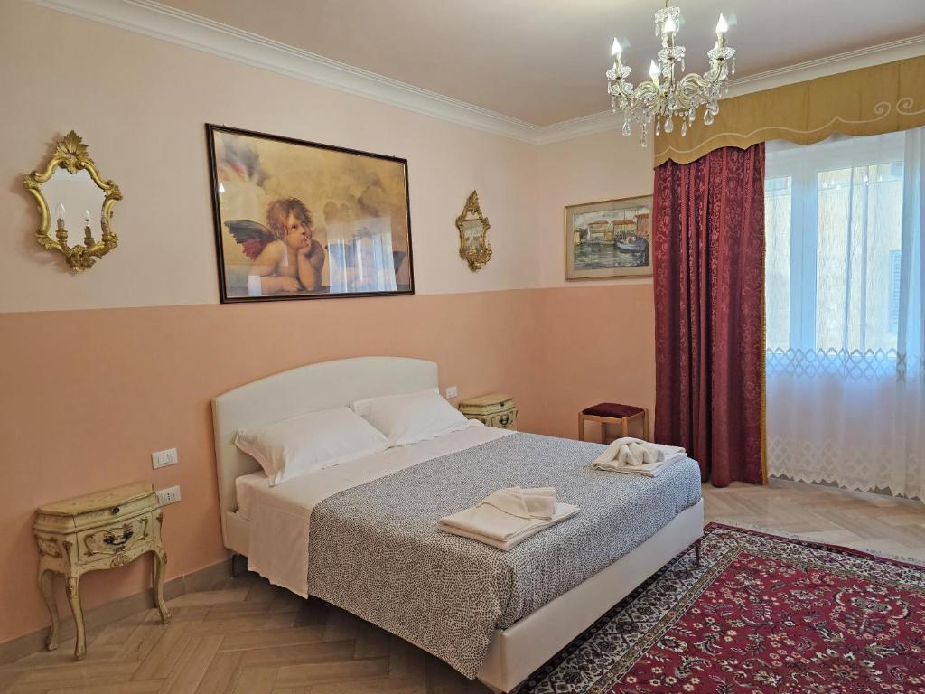 1 dormitorio con cama y lámpara de araña en De' Bardi apartment x 6, en Florencia