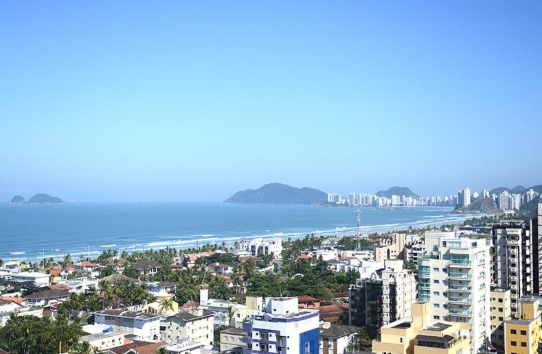 eine Luftansicht auf eine Stadt und das Meer in der Unterkunft Panoramique 180 - Vista Praia in Guarujá