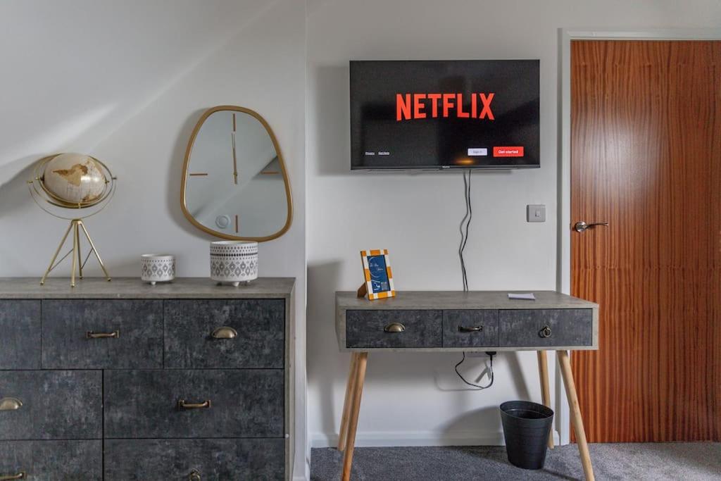 TV a/nebo společenská místnost v ubytování Bijou Booth House Loft