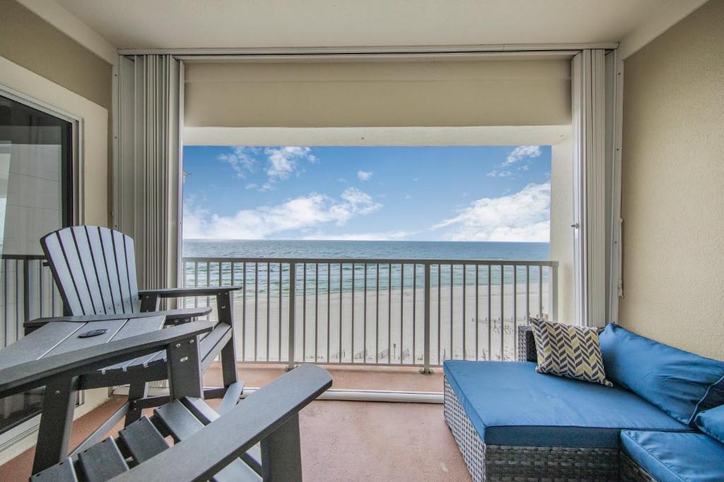 a living room with a view of the ocean at Marlin Key 4C by Vacation Homes Collection in Orange Beach